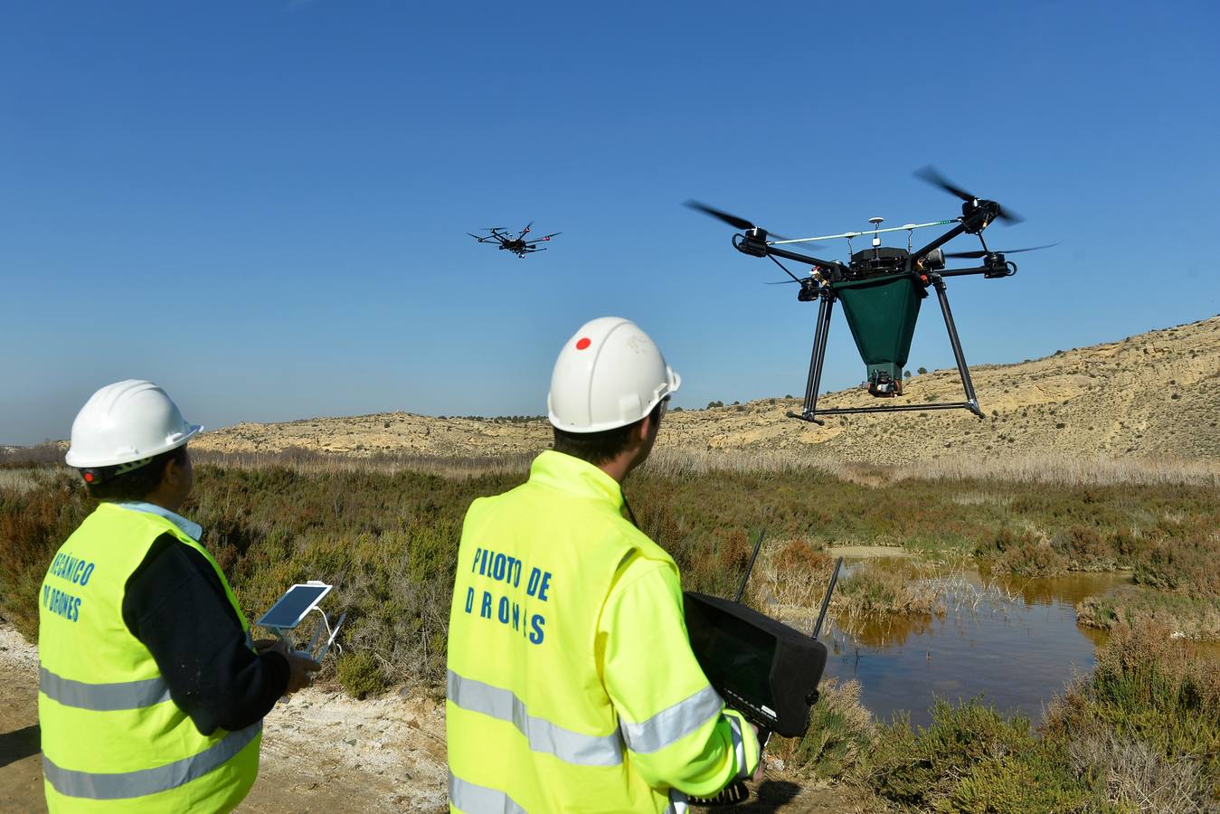 Los aparatos voladores esparcen por el agua una bacteria que impide el desarrollo biológico del 'Aedes albopictus'.