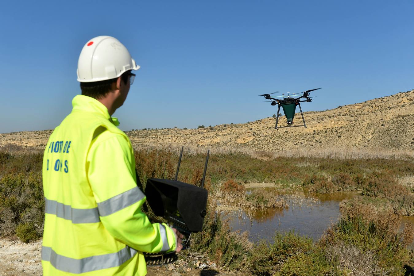 Los aparatos voladores esparcen por el agua una bacteria que impide el desarrollo biológico del 'Aedes albopictus'.