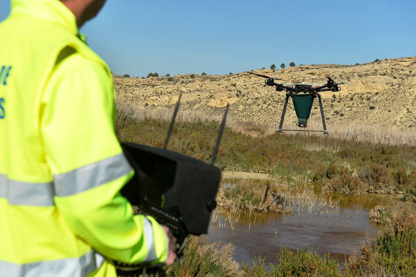 Los aparatos voladores esparcen por el agua una bacteria que impide el desarrollo biológico del 'Aedes albopictus'.