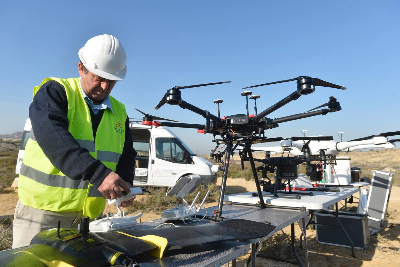 Los aparatos voladores esparcen por el agua una bacteria que impide el desarrollo biológico del 'Aedes albopictus'.