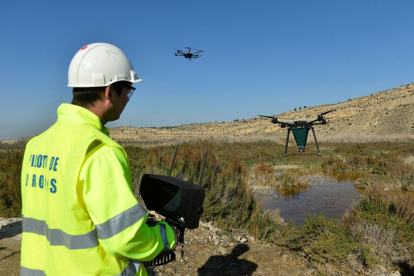 Los aparatos voladores esparcen por el agua una bacteria que impide el desarrollo biológico del 'Aedes albopictus'.