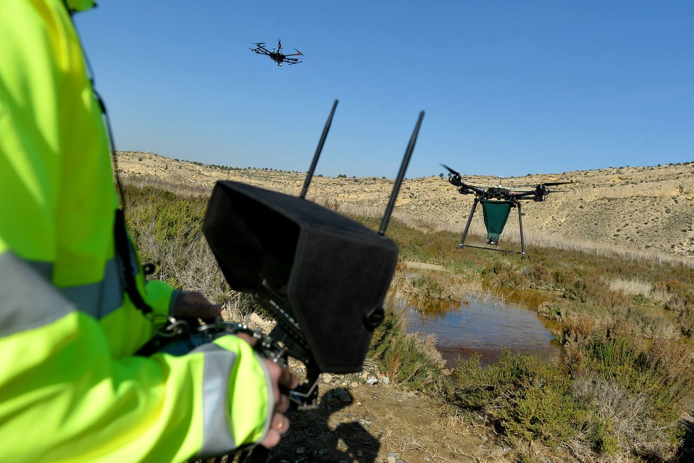Los aparatos voladores esparcen por el agua una bacteria que impide el desarrollo biológico del 'Aedes albopictus'.