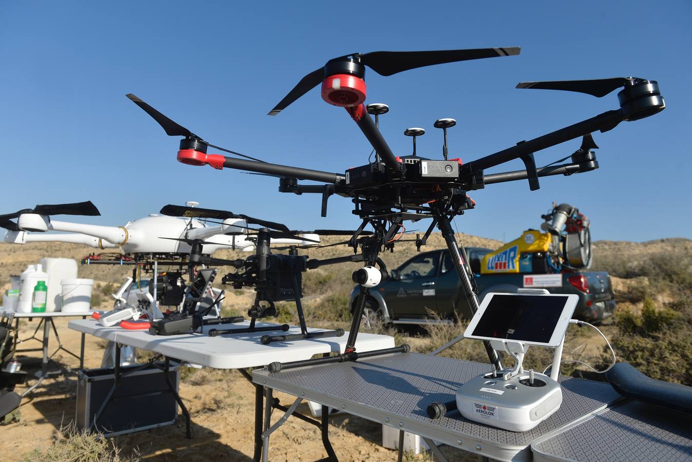 Los aparatos voladores esparcen por el agua una bacteria que impide el desarrollo biológico del 'Aedes albopictus'.