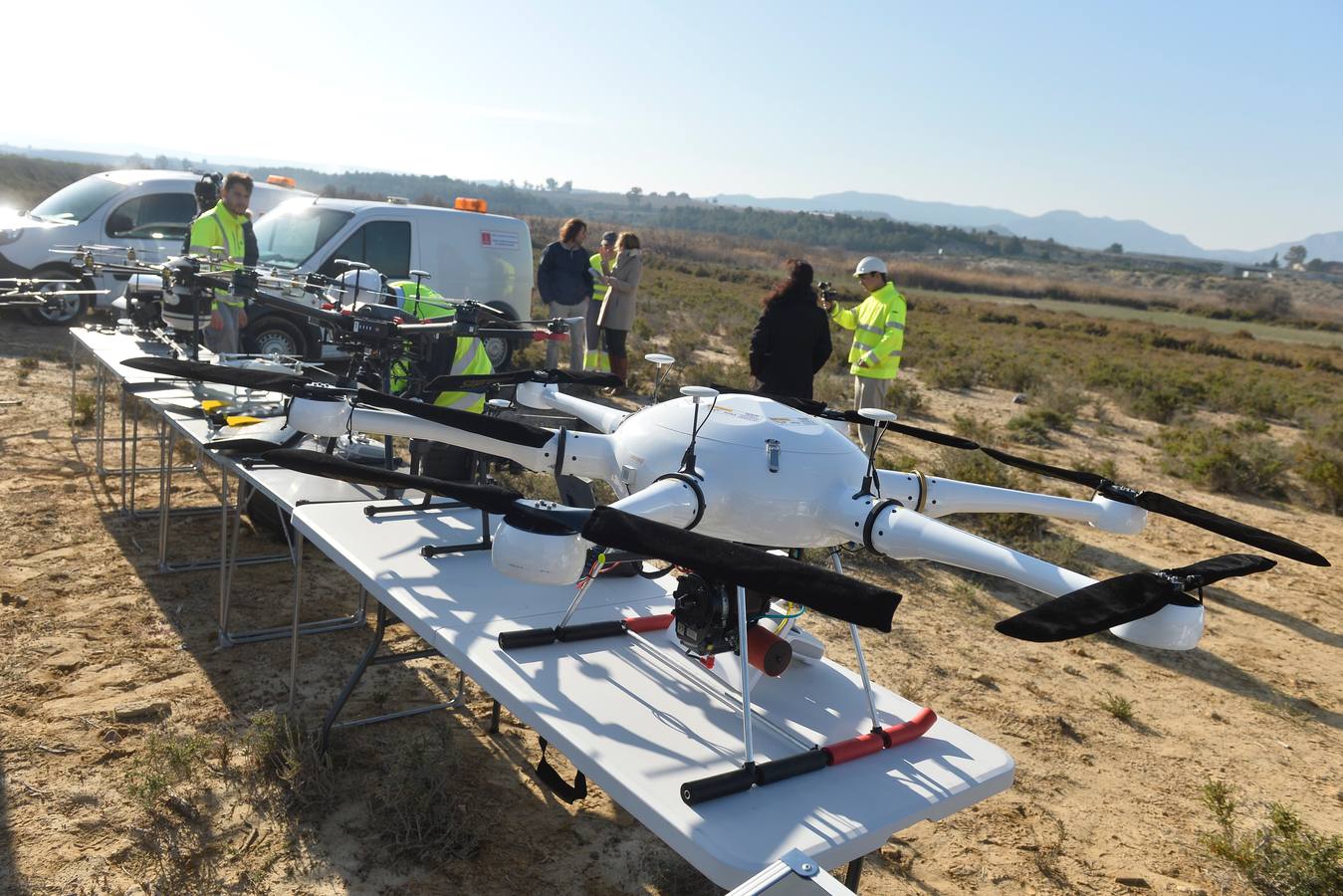 Los aparatos voladores esparcen por el agua una bacteria que impide el desarrollo biológico del 'Aedes albopictus'.