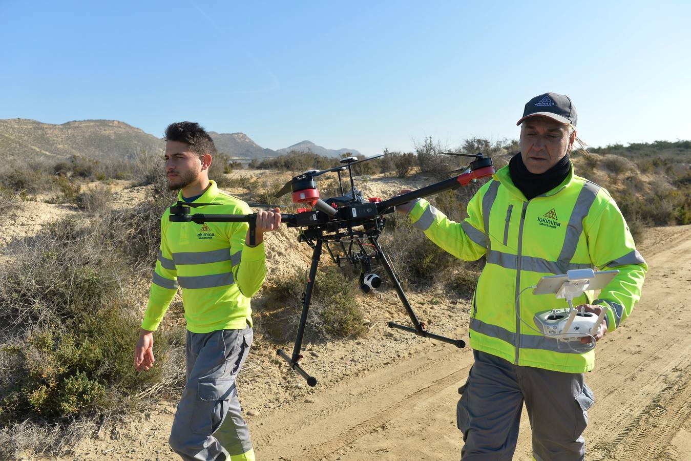 Los aparatos voladores esparcen por el agua una bacteria que impide el desarrollo biológico del 'Aedes albopictus'.