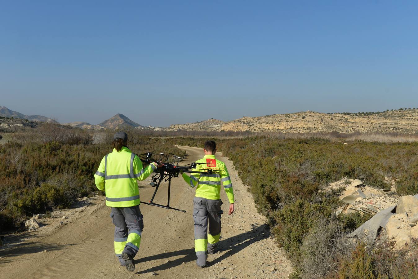 Los aparatos voladores esparcen por el agua una bacteria que impide el desarrollo biológico del 'Aedes albopictus'.