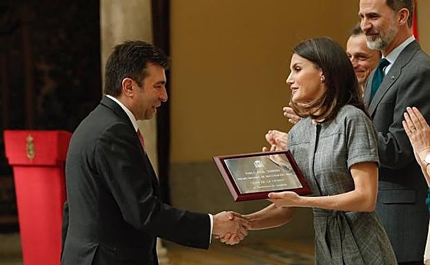 La Reina entrega el premio a Pablo Artal.