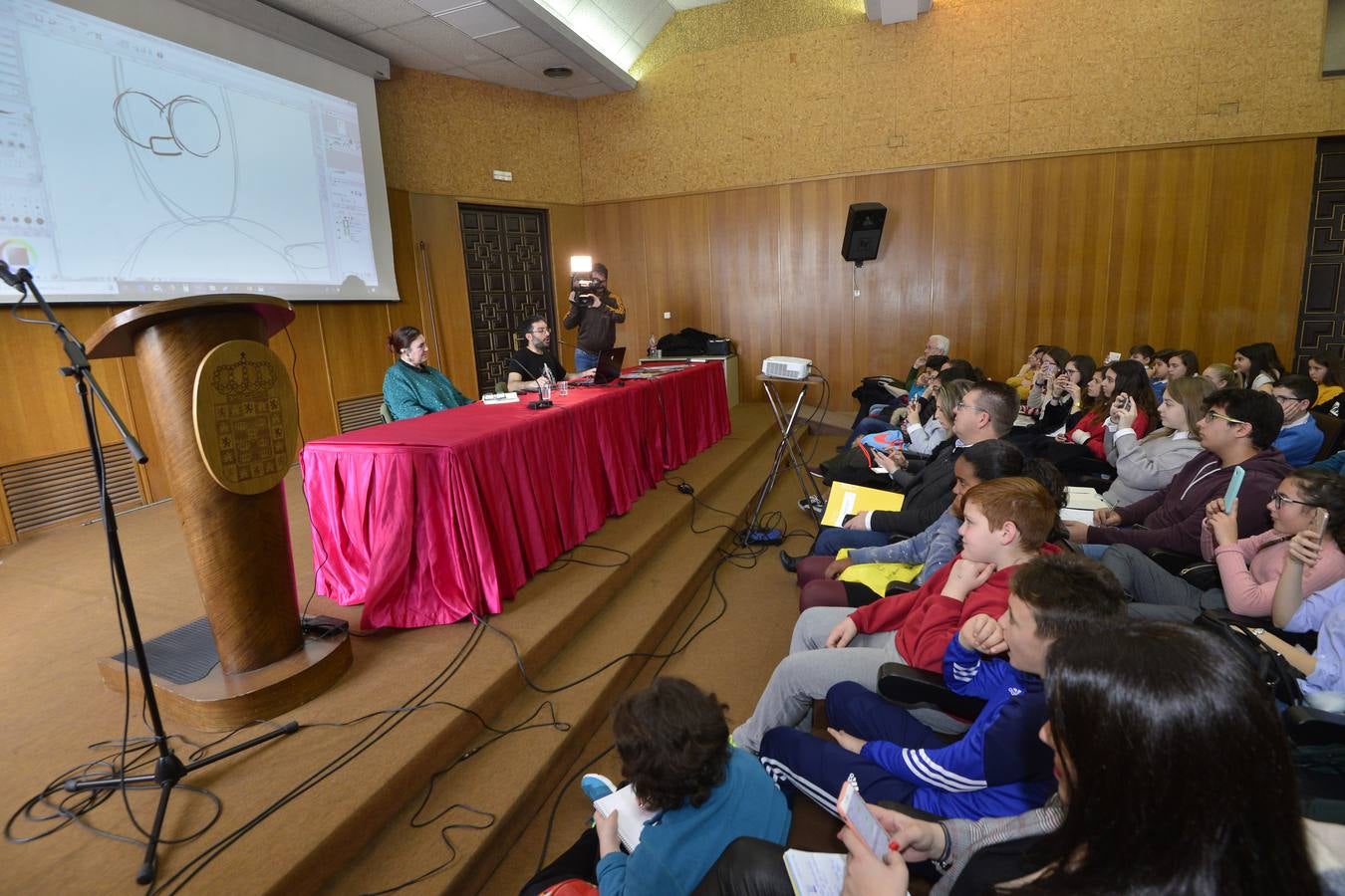 El dibujante de cómics de Marvel Salva Espín protagonizó ayer una charla enmarcada en 'Mi Periódico Digital', el concurso escolar organizado por 'La Verdad' y la Consejería de Educación, Juventud y Deportes.