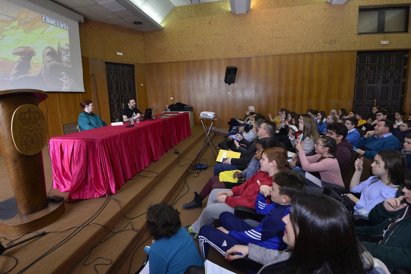 El dibujante de cómics de Marvel Salva Espín protagonizó ayer una charla enmarcada en 'Mi Periódico Digital', el concurso escolar organizado por 'La Verdad' y la Consejería de Educación, Juventud y Deportes.