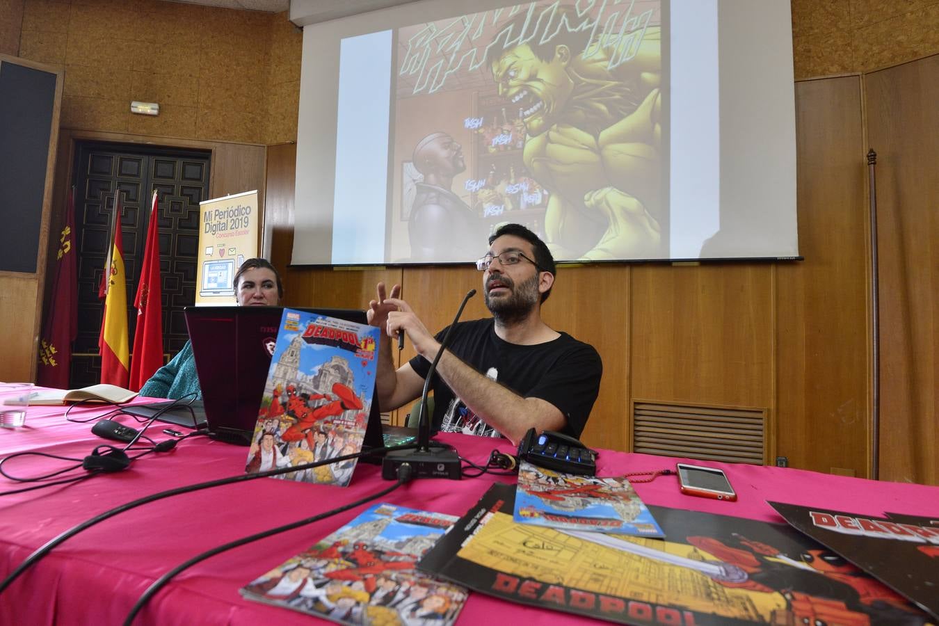 El dibujante de cómics de Marvel Salva Espín protagonizó ayer una charla enmarcada en 'Mi Periódico Digital', el concurso escolar organizado por 'La Verdad' y la Consejería de Educación, Juventud y Deportes.