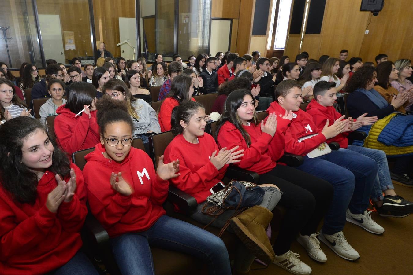 El dibujante de cómics de Marvel Salva Espín protagonizó ayer una charla enmarcada en 'Mi Periódico Digital', el concurso escolar organizado por 'La Verdad' y la Consejería de Educación, Juventud y Deportes.