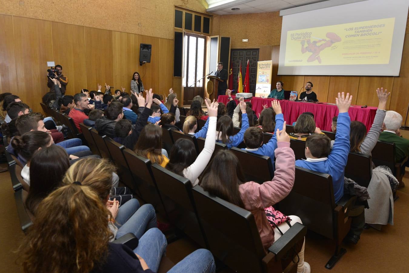 El dibujante de cómics de Marvel Salva Espín protagonizó ayer una charla enmarcada en 'Mi Periódico Digital', el concurso escolar organizado por 'La Verdad' y la Consejería de Educación, Juventud y Deportes.