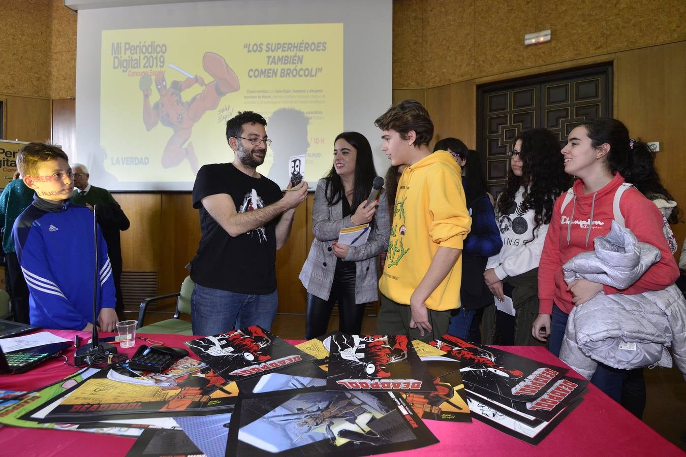 El dibujante de cómics de Marvel Salva Espín protagonizó ayer una charla enmarcada en 'Mi Periódico Digital', el concurso escolar organizado por 'La Verdad' y la Consejería de Educación, Juventud y Deportes.
