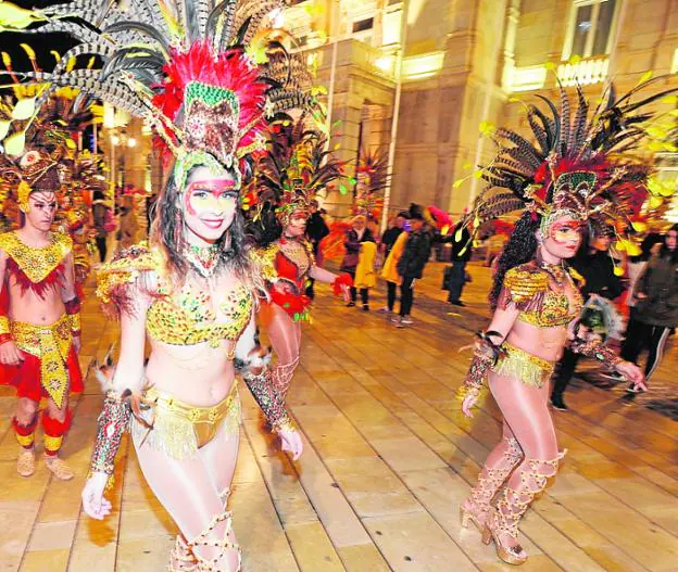 Una comparsa desfila en el Carnaval del año pasado. 