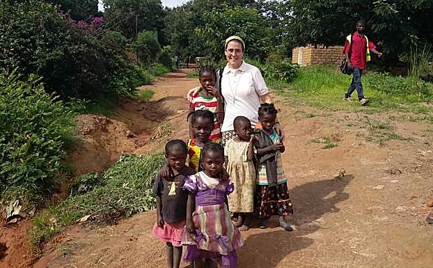 Victoria lleva diez años destinada en un poblado africano. 