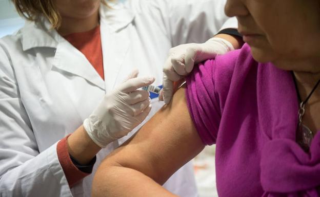 Una mujer se vacuna contra la gripe en un centro de salud de Murcia.