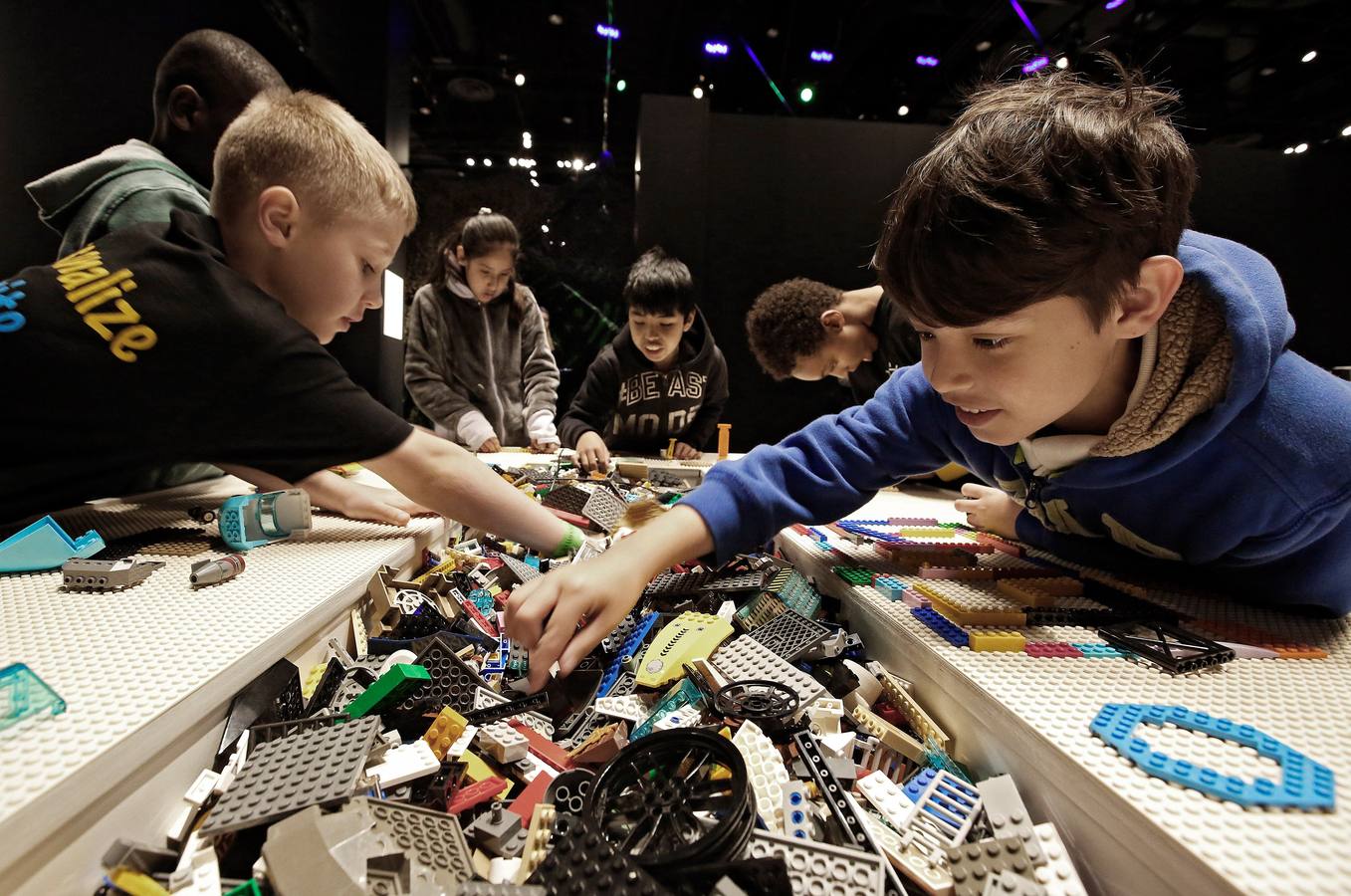 Varias personas observan las esculturas de la exposición 'The Art Of The Brick', de figuras realizadas con piezas de Lego, en el Museo de Ciencia y Naturaleza Perot en Dallas (Tx, EE.UU.). 