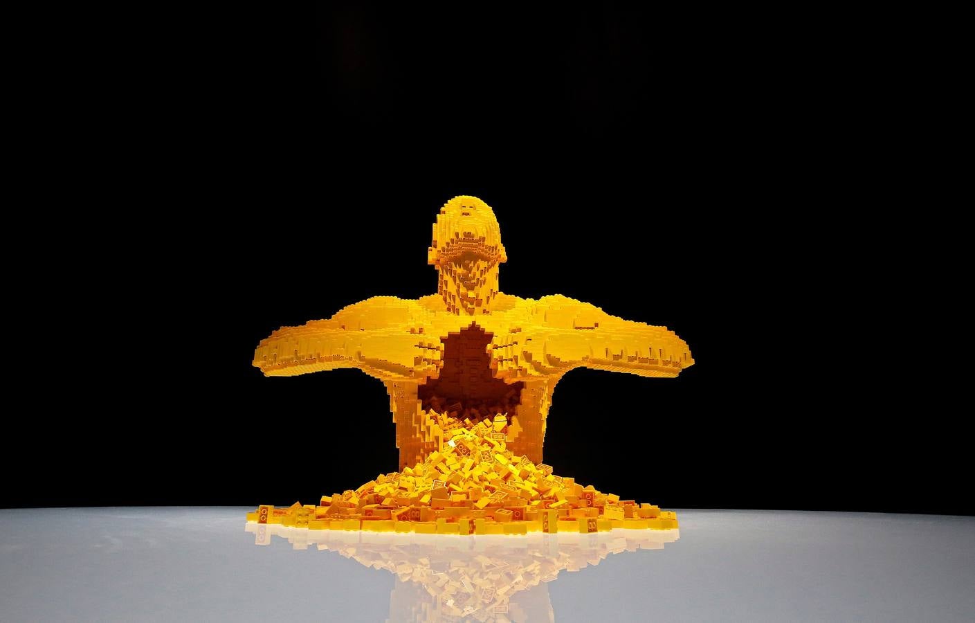 Varias personas observan las esculturas de la exposición 'The Art Of The Brick', de figuras realizadas con piezas de Lego, en el Museo de Ciencia y Naturaleza Perot en Dallas (Tx, EE.UU.). 