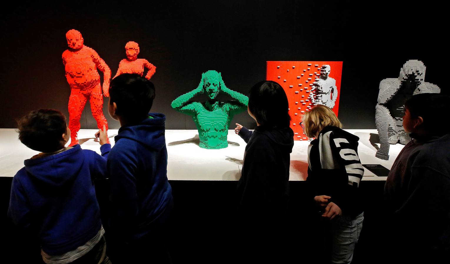Varias personas observan las esculturas de la exposición 'The Art Of The Brick', de figuras realizadas con piezas de Lego, en el Museo de Ciencia y Naturaleza Perot en Dallas (Tx, EE.UU.). 