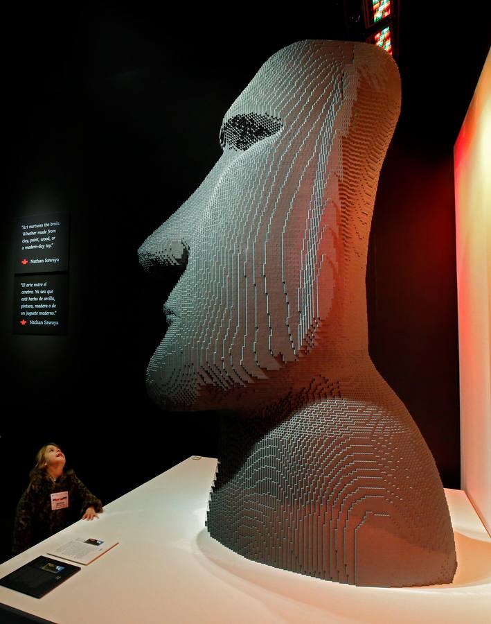 Varias personas observan las esculturas de la exposición 'The Art Of The Brick', de figuras realizadas con piezas de Lego, en el Museo de Ciencia y Naturaleza Perot en Dallas (Tx, EE.UU.). 