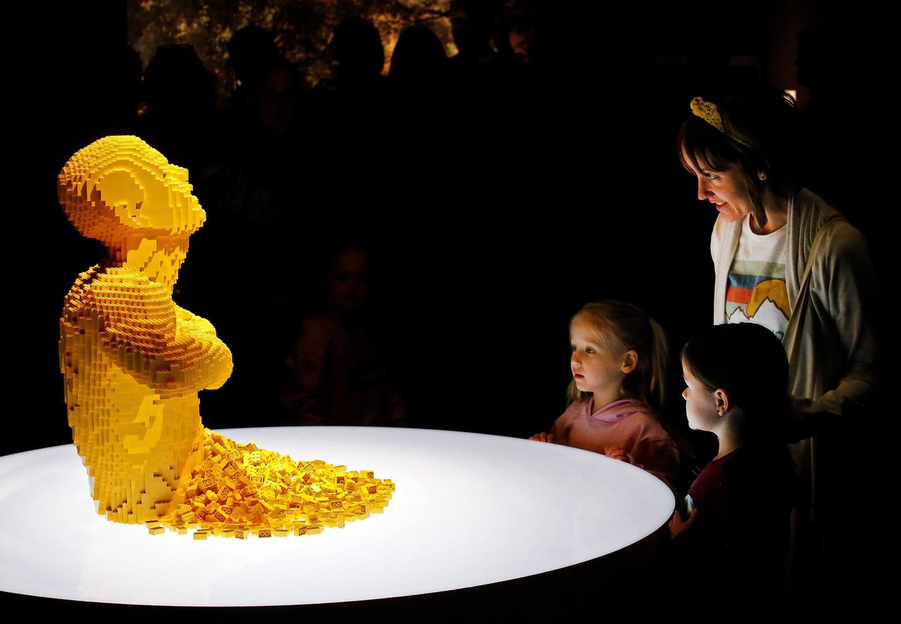 Varias personas observan las esculturas de la exposición 'The Art Of The Brick', de figuras realizadas con piezas de Lego, en el Museo de Ciencia y Naturaleza Perot en Dallas (Tx, EE.UU.). 