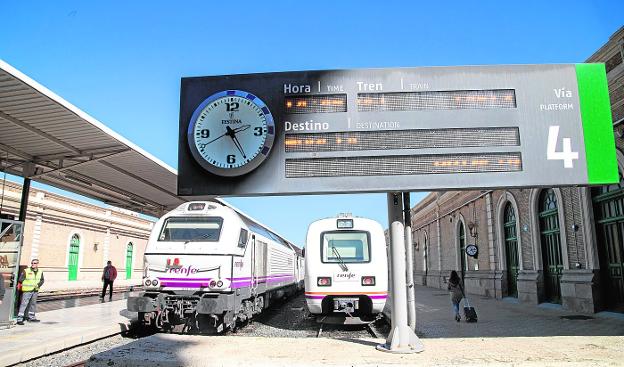 Dos trenes permanecen estacionados en los andenes de la terminal ferroviaria, en la mañana de ayer. 