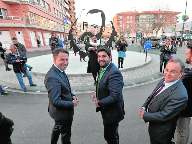 Gil, López Miras y Valverde posan ante la escultura de Cervantes, en la inauguración. agm