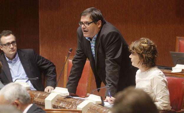 Andres Pedreño, diputado regional de Podemos, en un pleno de la Asamblea Regional.