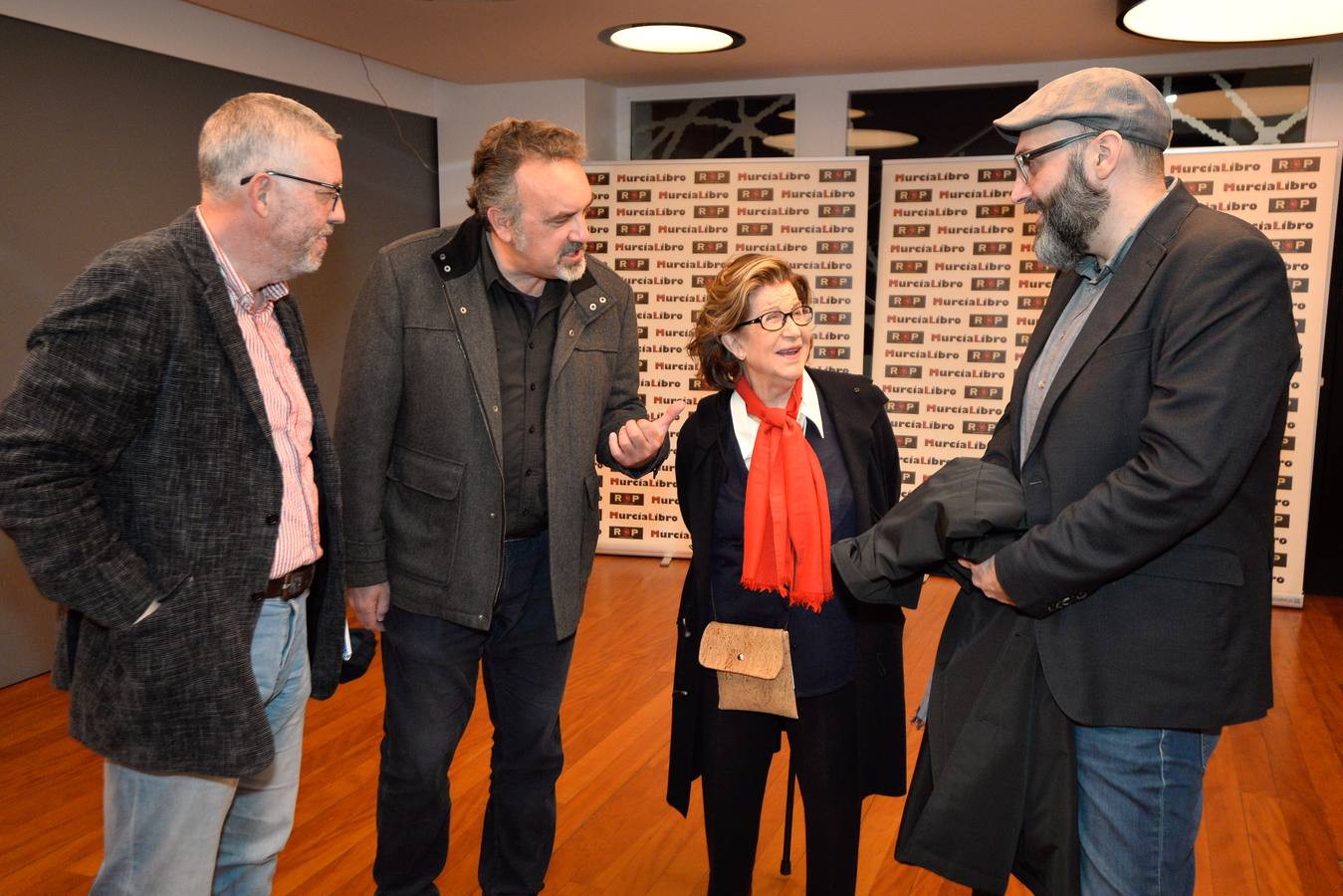La poeta Dionisia García recibió el premio Letra Capital en la gala de la editorial MurciaLibro, que reunió anoche en el salón de actos del Aula de Cultura de Cajamurcia a sus escritores para presentar sus novedades y celebrar una mesa redonda con Miguel Ángel Hernández, José Belmonte y Manuel Moyano.