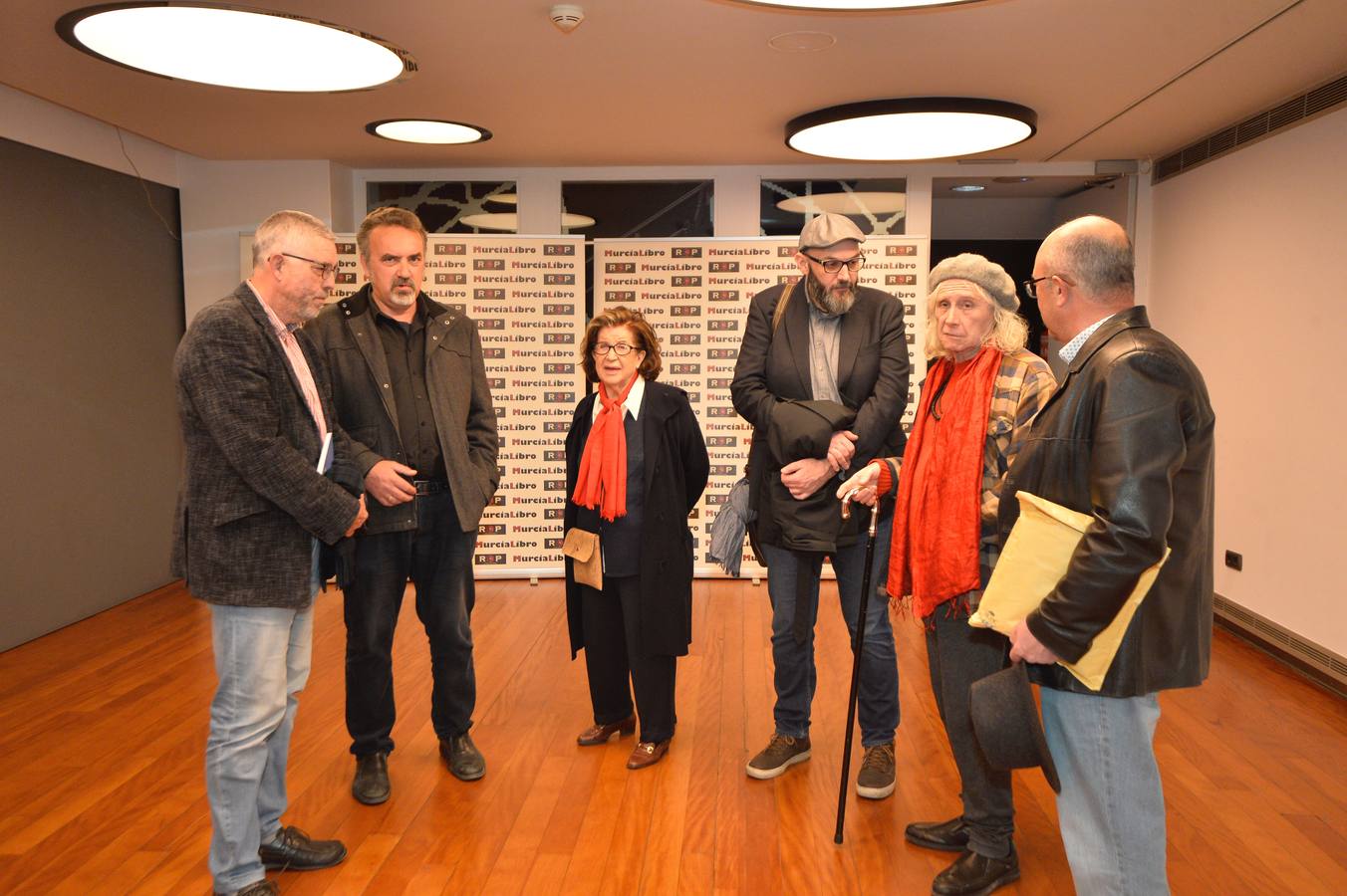La poeta Dionisia García recibió el premio Letra Capital en la gala de la editorial MurciaLibro, que reunió anoche en el salón de actos del Aula de Cultura de Cajamurcia a sus escritores para presentar sus novedades y celebrar una mesa redonda con Miguel Ángel Hernández, José Belmonte y Manuel Moyano.