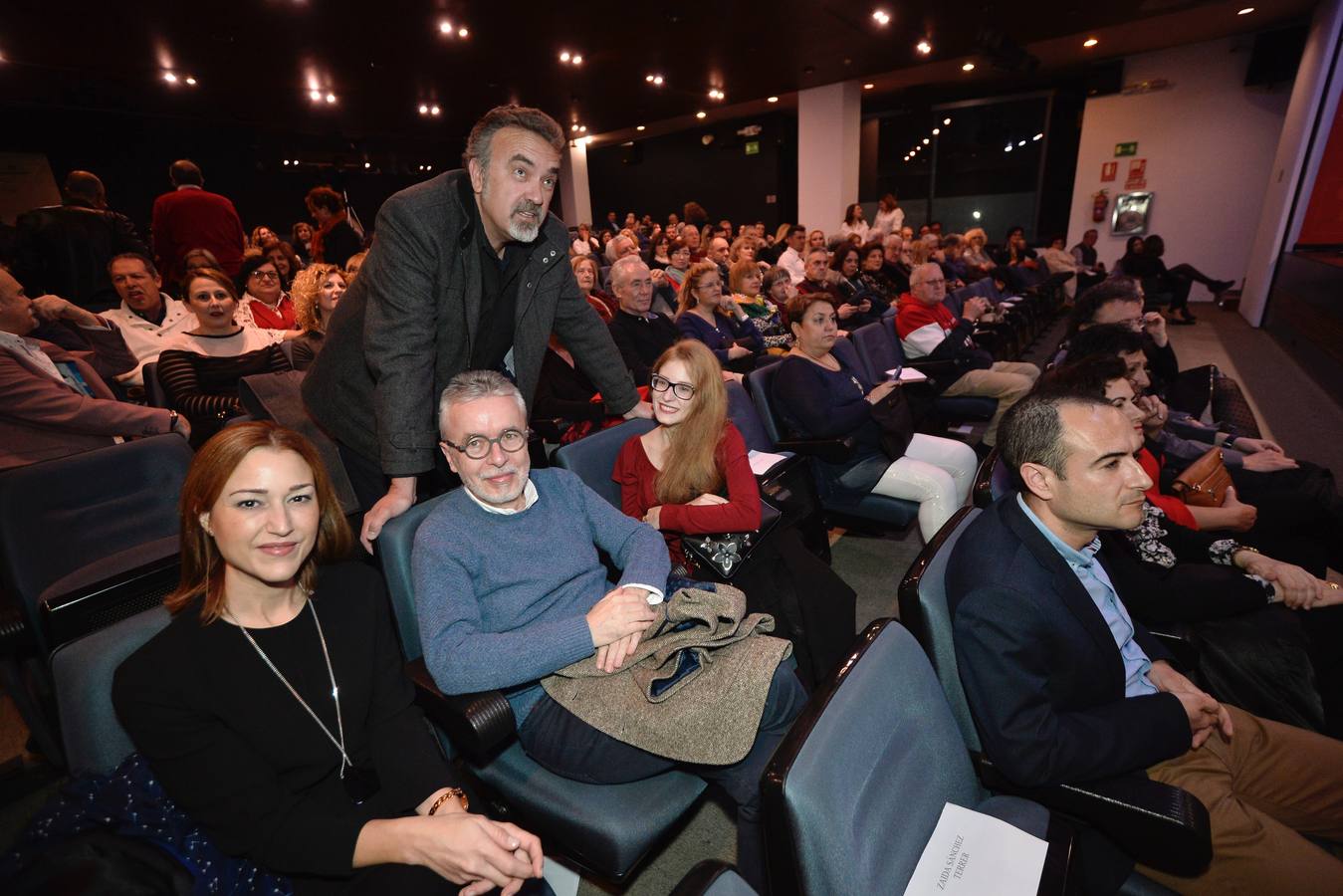 La poeta Dionisia García recibió el premio Letra Capital en la gala de la editorial MurciaLibro, que reunió anoche en el salón de actos del Aula de Cultura de Cajamurcia a sus escritores para presentar sus novedades y celebrar una mesa redonda con Miguel Ángel Hernández, José Belmonte y Manuel Moyano.
