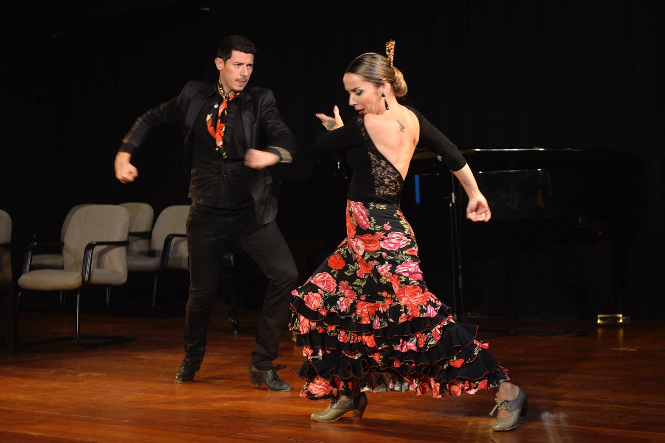 La poeta Dionisia García recibió el premio Letra Capital en la gala de la editorial MurciaLibro, que reunió anoche en el salón de actos del Aula de Cultura de Cajamurcia a sus escritores para presentar sus novedades y celebrar una mesa redonda con Miguel Ángel Hernández, José Belmonte y Manuel Moyano.