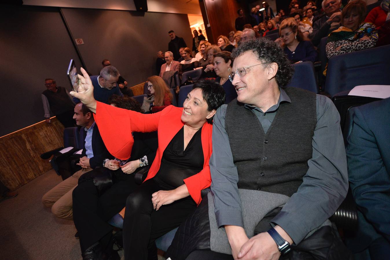 La poeta Dionisia García recibió el premio Letra Capital en la gala de la editorial MurciaLibro, que reunió anoche en el salón de actos del Aula de Cultura de Cajamurcia a sus escritores para presentar sus novedades y celebrar una mesa redonda con Miguel Ángel Hernández, José Belmonte y Manuel Moyano.