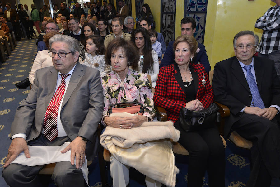 Este sábado se ha presentado el cartel del Entierro de la Sardina de 2019, en el que Sandra Díaz y Enrique Martínez serán la Doña Sardina y el Gran Pez de este año; la autora del cartel anunciador es la pintora alhameña Perla Fuertes que ha escogido como tema algo tan típico como una piñata en forma de sardina de la que caen decenas de regalos.
