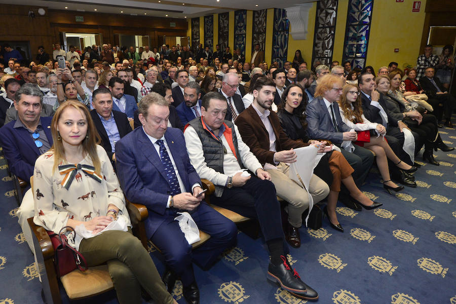 Este sábado se ha presentado el cartel del Entierro de la Sardina de 2019, en el que Sandra Díaz y Enrique Martínez serán la Doña Sardina y el Gran Pez de este año; la autora del cartel anunciador es la pintora alhameña Perla Fuertes que ha escogido como tema algo tan típico como una piñata en forma de sardina de la que caen decenas de regalos.
