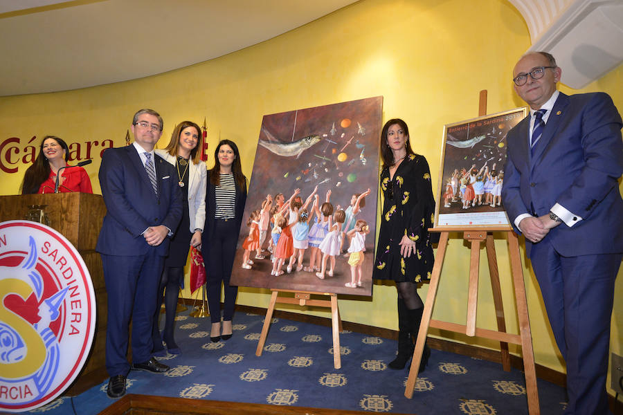 Este sábado se ha presentado el cartel del Entierro de la Sardina de 2019, en el que Sandra Díaz y Enrique Martínez serán la Doña Sardina y el Gran Pez de este año; la autora del cartel anunciador es la pintora alhameña Perla Fuertes que ha escogido como tema algo tan típico como una piñata en forma de sardina de la que caen decenas de regalos.
