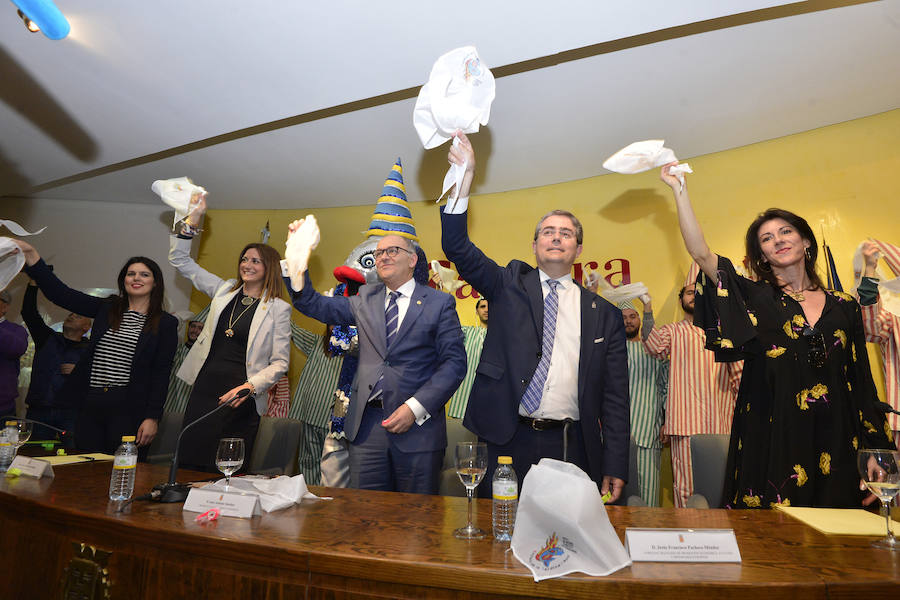 Este sábado se ha presentado el cartel del Entierro de la Sardina de 2019, en el que Sandra Díaz y Enrique Martínez serán la Doña Sardina y el Gran Pez de este año; la autora del cartel anunciador es la pintora alhameña Perla Fuertes que ha escogido como tema algo tan típico como una piñata en forma de sardina de la que caen decenas de regalos.