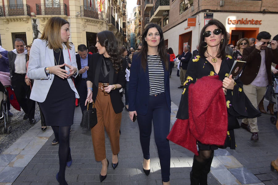 Este sábado se ha presentado el cartel del Entierro de la Sardina de 2019, en el que Sandra Díaz y Enrique Martínez serán la Doña Sardina y el Gran Pez de este año; la autora del cartel anunciador es la pintora alhameña Perla Fuertes que ha escogido como tema algo tan típico como una piñata en forma de sardina de la que caen decenas de regalos.