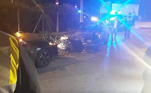 Estado de los dos turismos tras el siniestro.