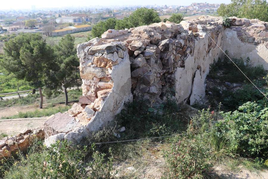 La organización advierte de la «situación alarmante» de estos edificios, ya que parte de sus muros sufren desprendimientos y desperfectos, tienen zonas cubiertas de escombros y basuras y están anegados de maleza