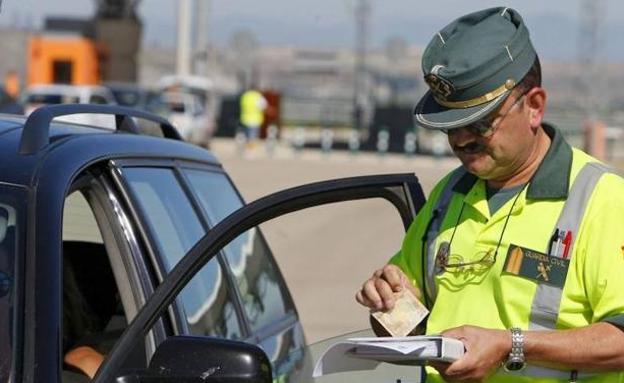La Guardia Civil avisa: pueden multarte por por pitar con el coche cuando no debes