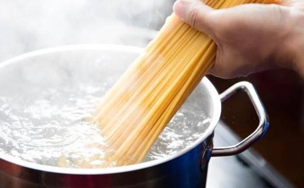 Por qué no debes tirar el agua en la que has hecho pasta