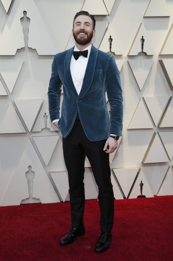 El actor Chris Evans se atreve con una chaqueta de pana en color azul de Ferragamo.