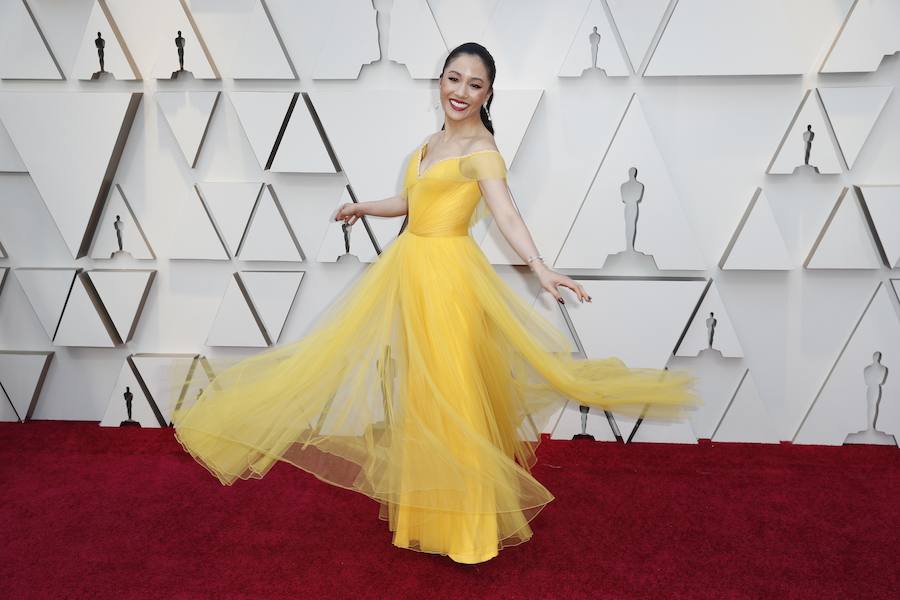 La actriz Constance Wu arriesga pero gana con este vestido amarillo de Versace. 