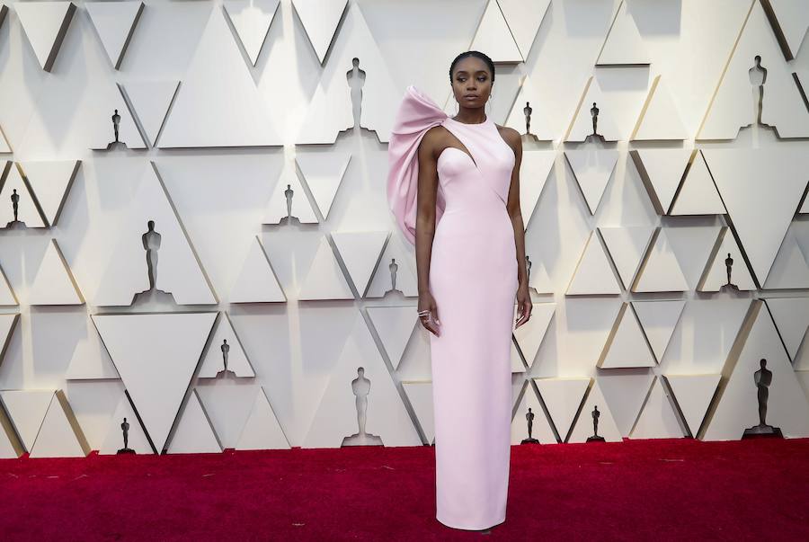 La actriz Jennifer Hudson escoge un vestido de Elie Saab de color rojo pasión como el de la alfombra para asistir a los Oscars. 
