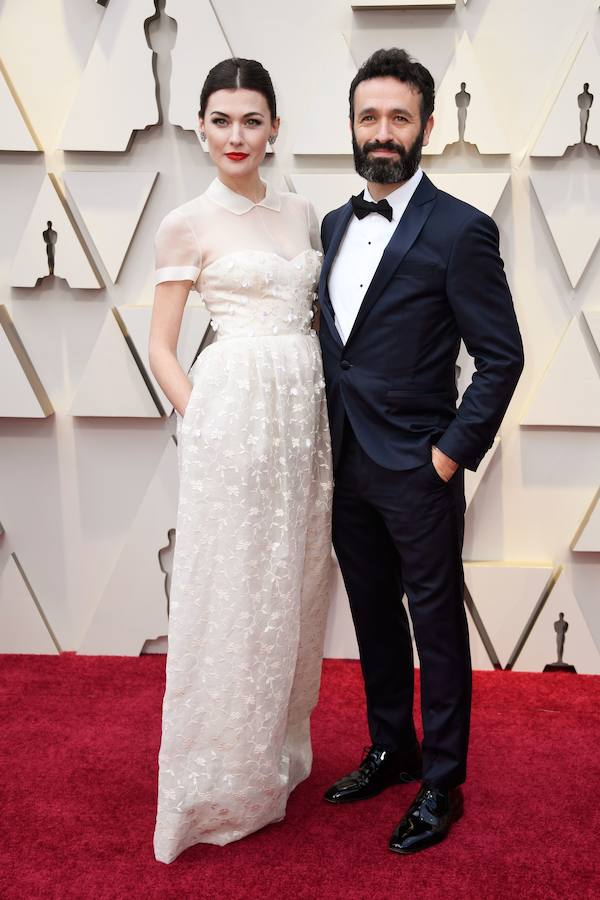 . La actriz española Marta Nieto luce un bonito vestido blanco del diseñador Delpozo y el director del documental Madre, Rodrigo Sorogoyen lo hace con un traje de Pedro del Hierro. 