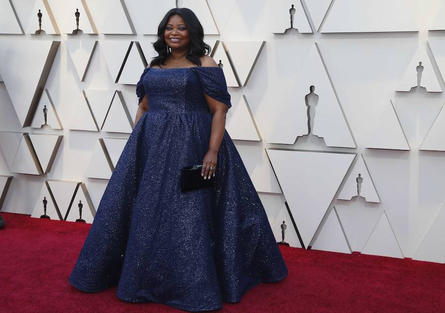 Octavia Spencer luce un vestido azul palabra de honor de la mano de Christian Siriano. 