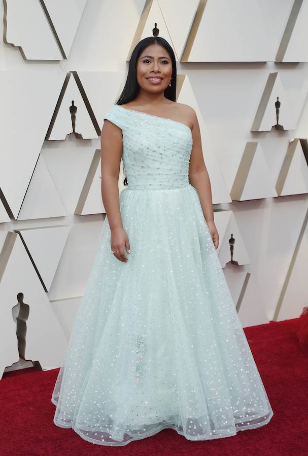 La protagonista de la película Roma no falla con este vestido asimétrico en tono azul verdoso de la firma Rodarte que parece sacado de un cuento de hadas