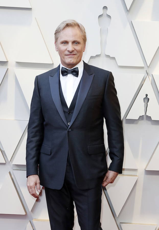 Viggo Mortensen acierta con el clásico esmoquin negro de Dior.
