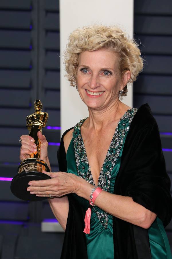 La ganadora del Oscar al Mejor Maquillaje y Peluquería, Patricia Dehaney, por su trabajo en la película 'El vicio del poder', posa sonriente con su premio durante la ceremonía de los Premios Oscar celebrada este domingo 24 de febrero de 2019 en Hollywood, California (Estados Unidos).